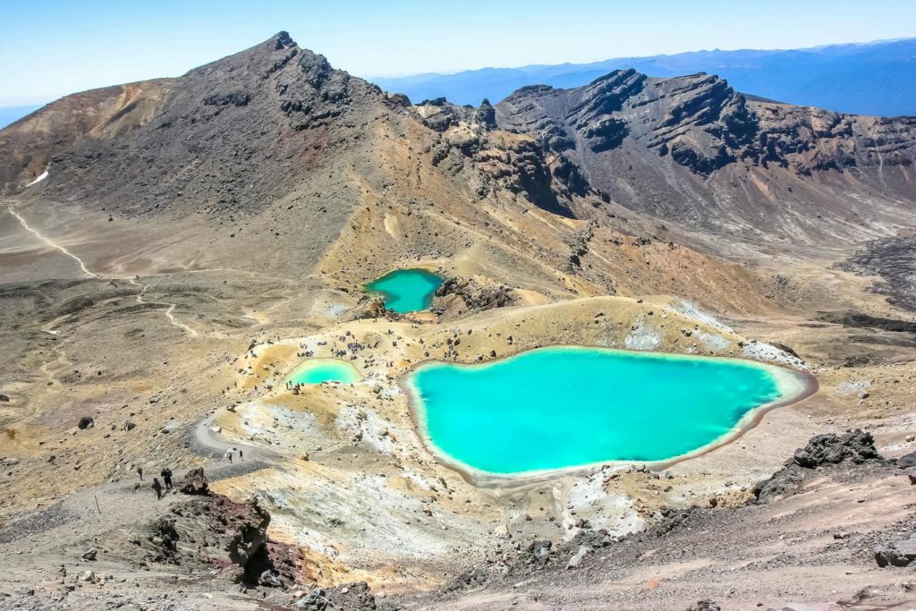 Séjour de 15 jours en Nouvelle-Zélande : explorez l’Île du Nord 14 A stunning view of the Emerald Lakes along the Tongariro Alpine Crossing in New Zealand.